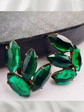 VINTAGE Emerald green coloured marquise rhinestone cluster screw back earrings